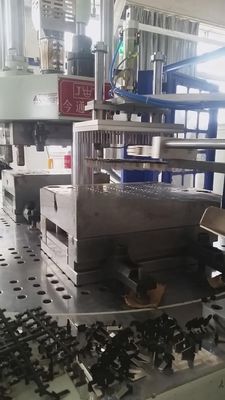 Máquina de moldeo por inyección vertical de rotación hidráulica 40T Diámetro de tornillo de 30 mm