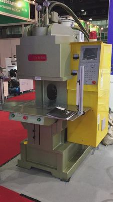 Máquina de moldeo por inyección de plástico vertical de 13kW 55T para planta de fabricación