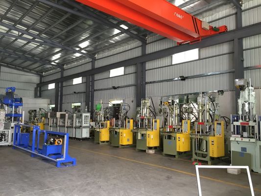 Máquina de moldeado de plástico micro vertical de PVC de 15T para necesidades de producción a pequeña escala