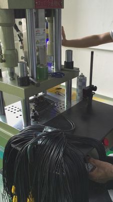Máquina de moldeo por inyección vertical semiautomática 20T para repuestos después del servicio