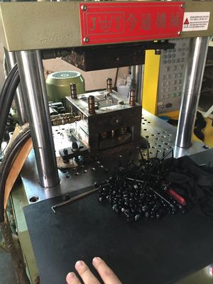 Máquina de moldeo por inyección vertical de plástico de 35T Max Luz del día 340/280mm Para chip automático