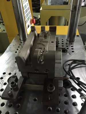 Máquina de moldeo por inyección vertical de plástico de 35T Max Luz del día 340/280mm Para chip automático