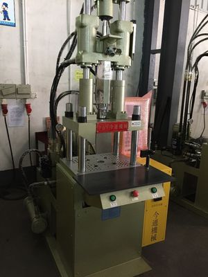 Máquina de moldeo por inyección vertical de plástico robótico de 45T con ejector de 45 mm