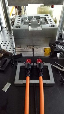 Máquina de moldeo por inyección vertical de plástico de 45T 110 Cm3 Volumen teórico de disparo para protector de PVC