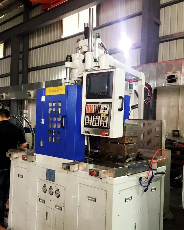 Máquina de moldeo por inyección vertical de mesa de doble deslizamiento de 120T para producción de gran volumen